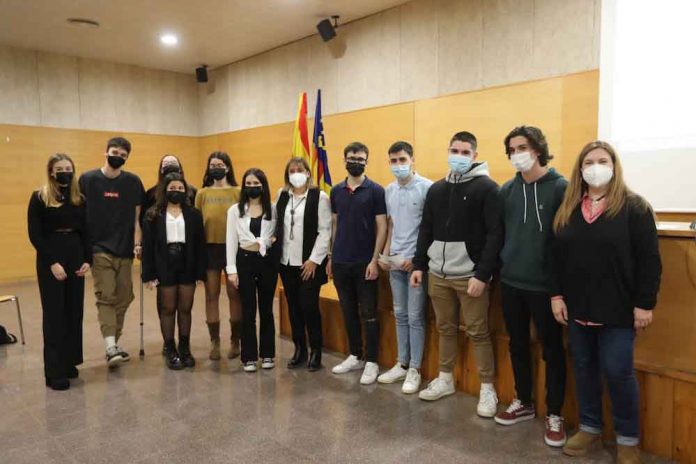 L'alumnat que va presentar els treballs de recerca amb l'alcaldessa