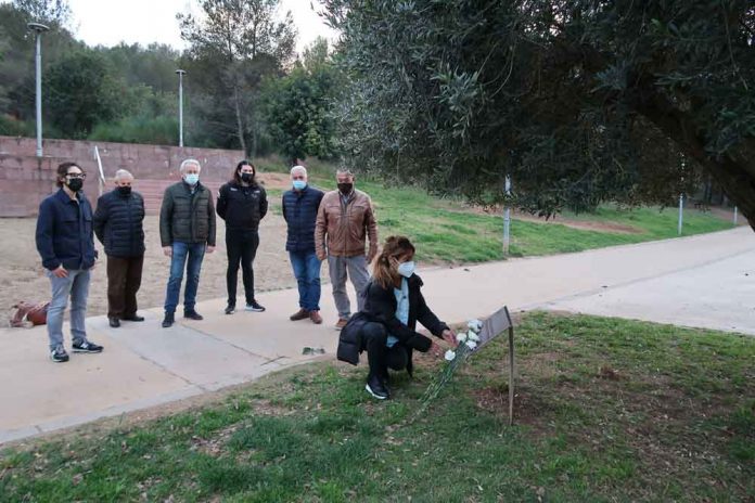 pp_oliveraok Homenatge del PP a les víctimes del terrorrisme amb una ofrena floral