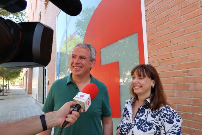 talaiesok El presidente de la Asociación de Vecinos, Juan Carlos Bondia y Carmen Pérez, vecina del barrio