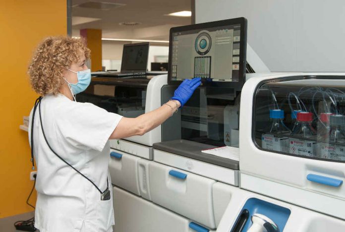 BELLVITGE 1 090622 Primer analitzador clínic automatitzat
