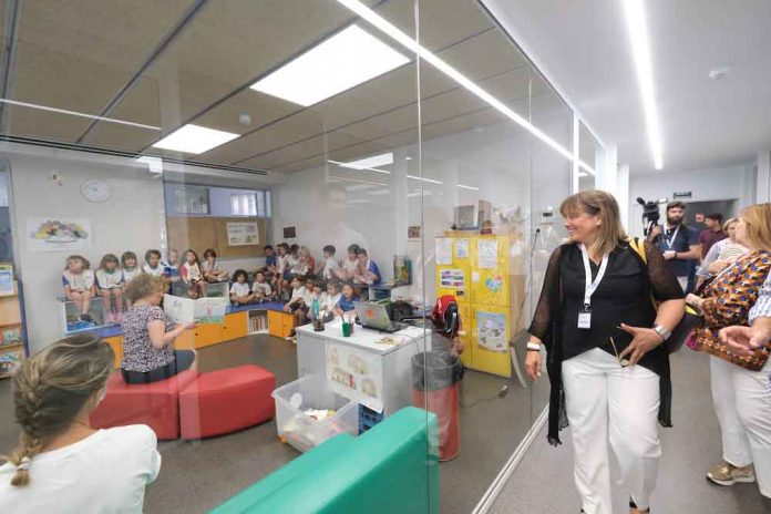 L'alcaldessa durant la visita a l'escola Bon Soleil