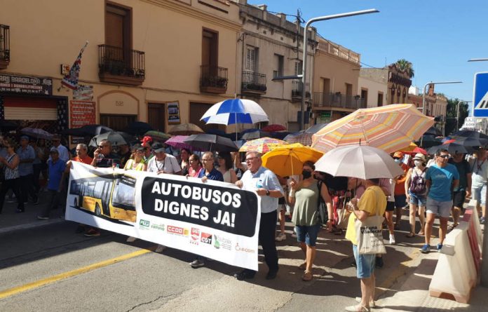 Els usuaris del bus protesten pel mal servei de Avanza
