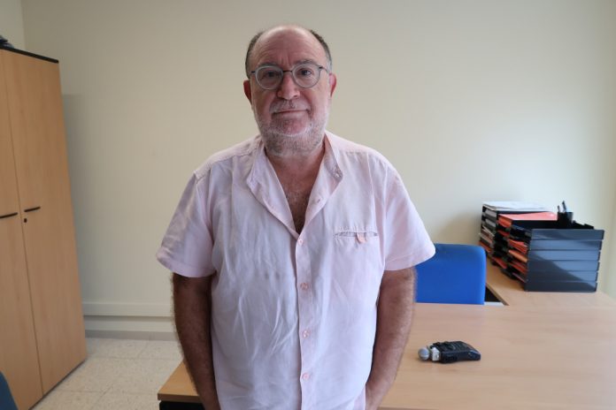 Carles Monfort, fotografiat a la seu dels mitjans de comunicació locals de Gavà Carles Monfort
