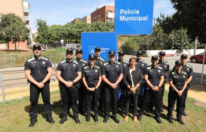 L'alcaldessa i l'inspector de la Policia Municipal de Gavà amb els 11 nous agents