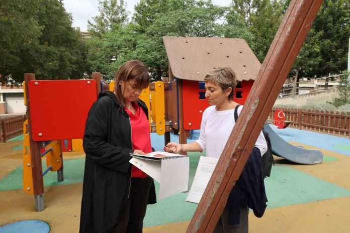 L'alcaldessa al parc infantil ubicat a la plaça de les Panes, un dels vuit on es farà la renovació del terra