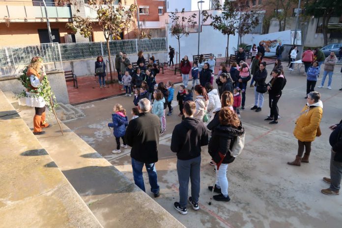 La Tieta Buscall, explicant als infants com han de cercar els tions al bosc tions