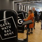 L’alcaldessa de Gavà, Gemma Badia, comprovant la nova serigrafia corporativa de les màquines