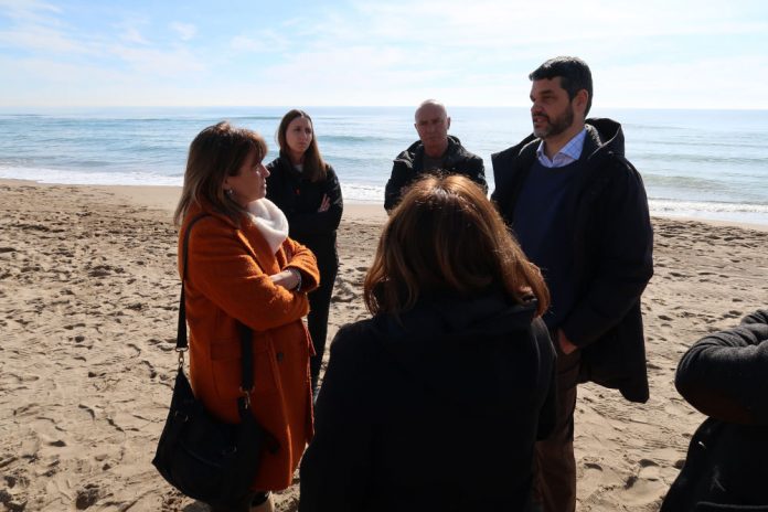 Badia, atenent les explicacions dels responsables del Ministeri que han vingut avui a Gavà regressió de les platges