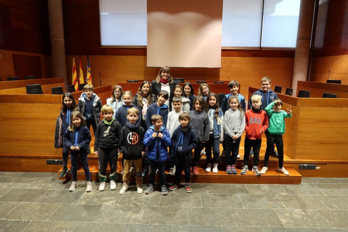 Foto de família de la visita a la sala de plens dels alumnes de l'Institut Escola Gavà Mar visites escolars