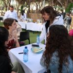 Badia, xerrant amb unes alumnes del Calamot