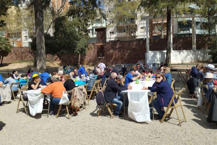 Bon ambient a la calçotada del Castellers de Gavà