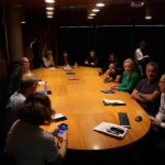 Els assistents al sorteig observant els resultat del mateix