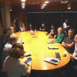 Els assistents al sorteig observant els resultat del mateix