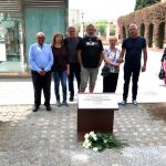 Serradell i altres familiars de Josep Castejón, davant la placa