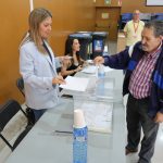 Un ciutadà exercint el seu dret a vot, aquest matí al col·legi electoral ubicat a l’IES Calamot