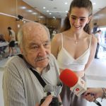 Josep Nicolás i Elsa López, avi i néta, han anat a votar junts aquest matí