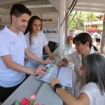 Badia, parlant amb els dos informadors del PIT