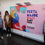 Badia, al costat del cartell de la Festa Major de Sant Pere 2023