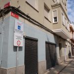 Un dels senyals que indiquen la prohibició de circular muntat en patinet per l’illa de vianants
