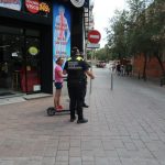 Els agents conversen amb una ciutadana que sí que circulava correctament a peu amb el seu patinet