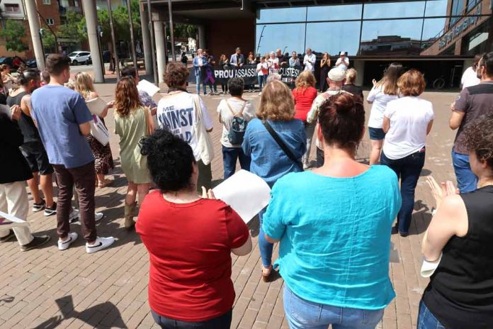 MINUT SILENCI 130623 Gavà condemna el crim masclista de Cornellà