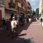 Els participants, sortint de la plaça de la pagesia en l’inici del recorregut