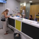 Claudia Ibabe, realitzant aquest matí el tràmit del seu vot per correu