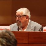 Joan Martínez, escoltant les intervencions dels grups municipals comentant el seu informe