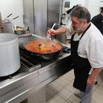 Un dels cuiners de Casa Ramon, aquest migdia preparant menjar per emportar