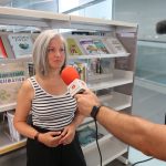 Maite Pinteño, davant la secció dedicada a l’emergència climàtica