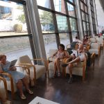 Usuaris a la Biblioteca Josep Vidal, avui al migdia