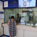 Joan Àngel Pérez, atenent a una clienta aquest matí