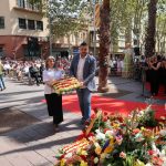 Alba Riba i Jordi Tort, portant l’ofrena floral del PSC