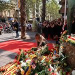 Badia, dipositant l’ofrena floral de l’Ajuntament de Gavà