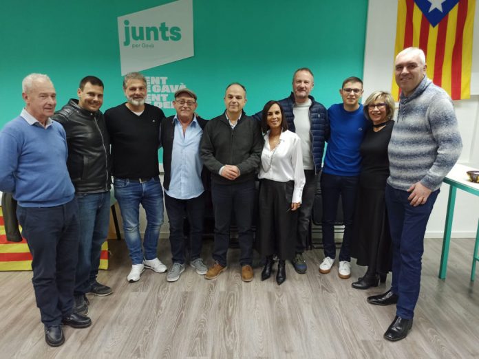 Foto de família de la presentació de la nova executiva de Junts x Gavà, amb Turull i Zaera al centre nova executiva de Junts x Gavà