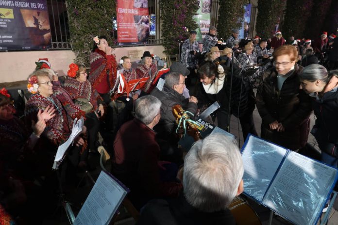 Badia, saludant ahir a un dels cors que van participar a la simbombada flamenca Festa Major de Sant Nicasi