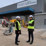 Baqués (dreta), davant de la nova fàbrica de Wolf Group a Gavà