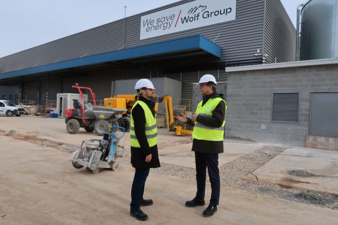 Baqués (dreta), davant de la nova fàbrica de Wolf Group a Gavà poliuretà