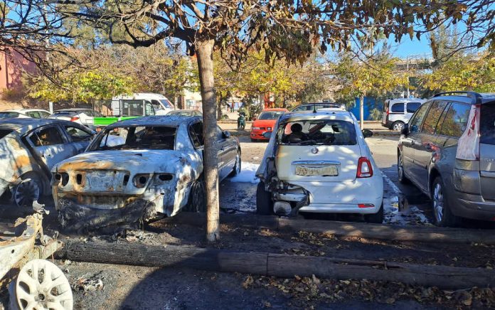 cotxes cremats 271223 Un foc afecta 8 turismes a Gavà