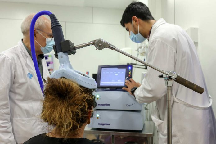 Bellvitge usa l’estimulació magnètica transcranial per tractar la depressió