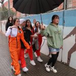 Alumnes de l’Institut Bruguers, sortint del centre en direcció a l’Espai Maragall
