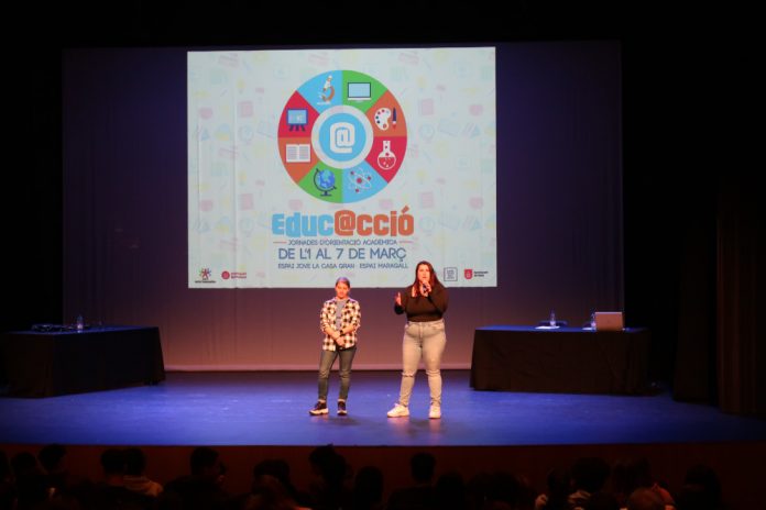Alba Riba (esquerre) ha dirigit unes paraules als joves assistents Educ@cció