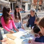 Alba Riba, amb alguns alumnes davant una de les proves matemàtiques de la jornada