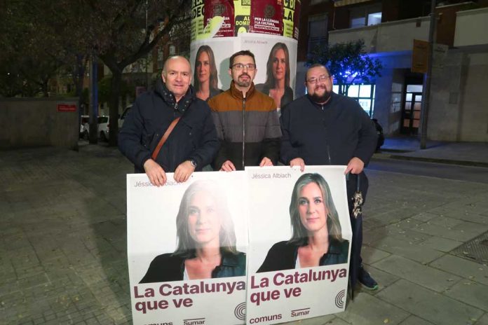 Comuns Sumar va iniciar també ahir a la nit la seva campanya electoral amb la tradicional penjada de cartells Comuns Sumar