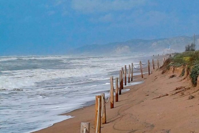 Els temporals de Setmana Santa sacsegen les platges metropolitanes