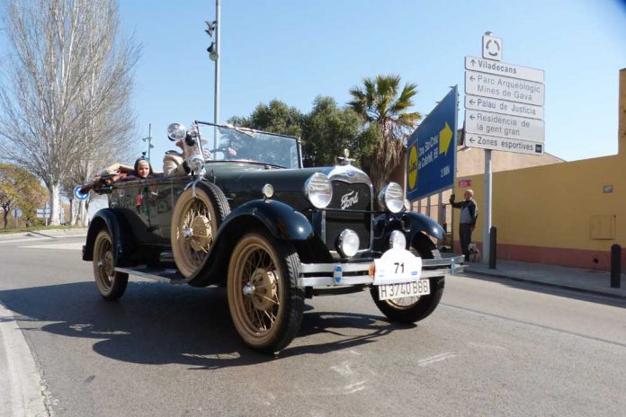 Pas de cotxes antics de Barcelona a Sitges
