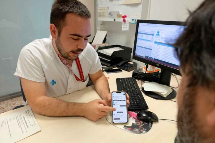 Bellvitge posa en marxa la teleassistència per als asmàtics