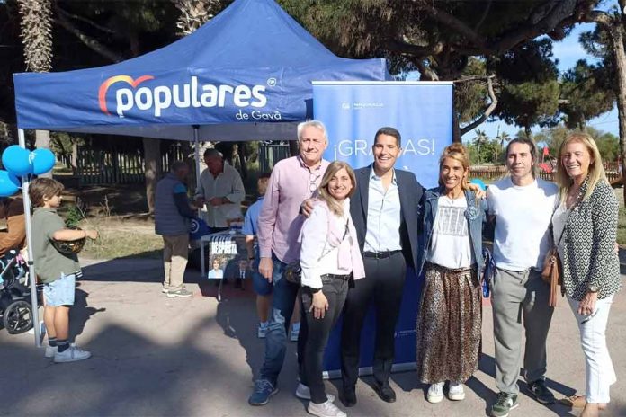 El diputat Nacho Martín fa campanya amb els populars a Gavà Mar