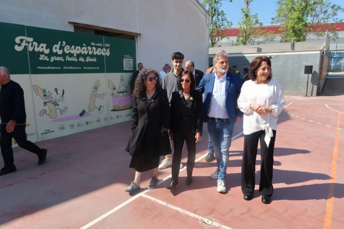 Erra, acompanyada aquest matí a la sortida de la Fira d'Espàrrecs per membres de Junts de Gavà Anna Erra