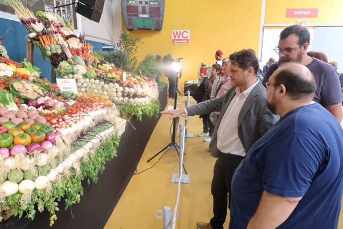 Bárcena, aquest migdia a la Fira d'Espàrrecs admirant una de les paneres de la mostra agrícola Enric Bárcena